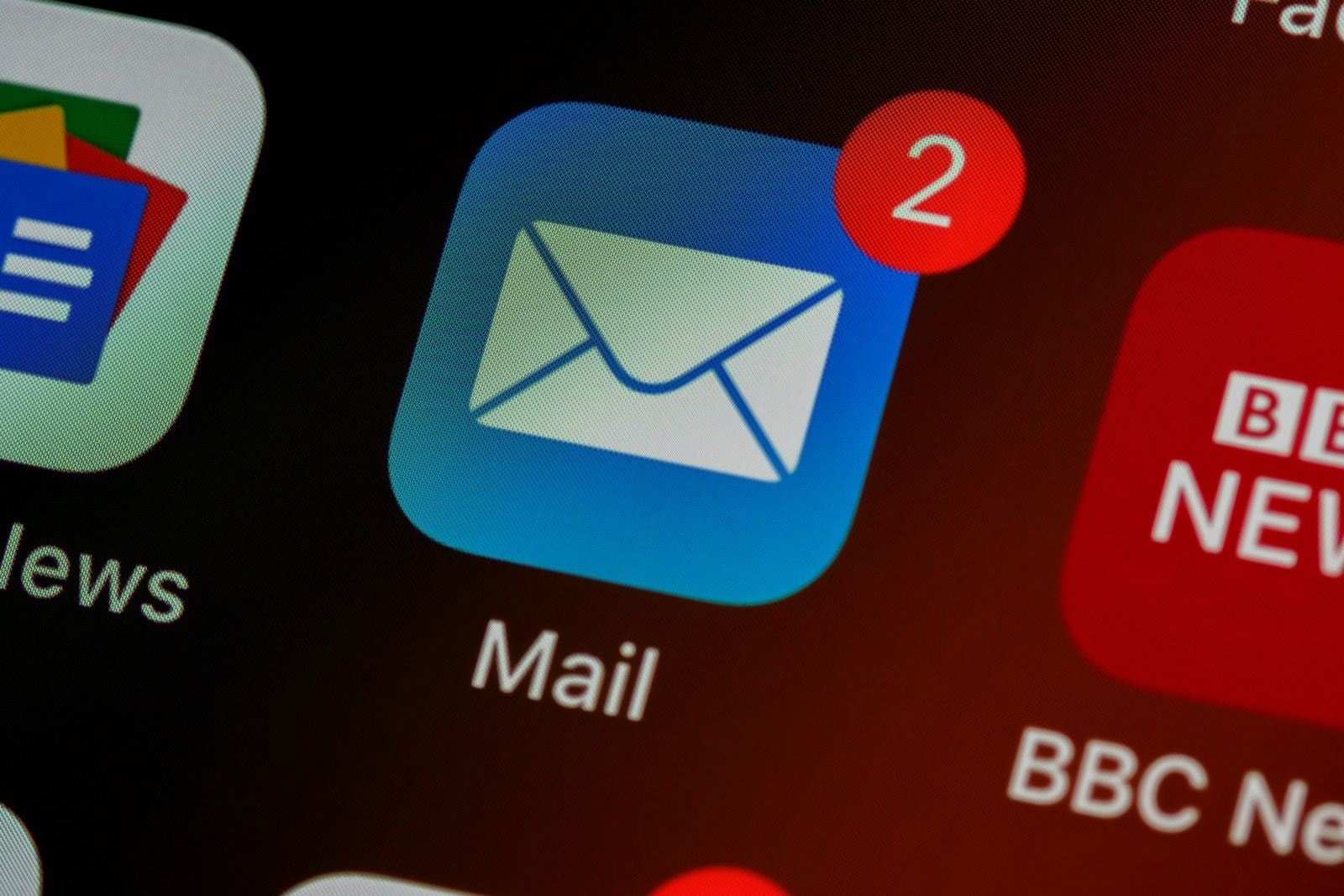 A close-up of a phone screen showing the Mail app icon with a notification badge, representing Gmail's spam filtering and the FTC inquiry